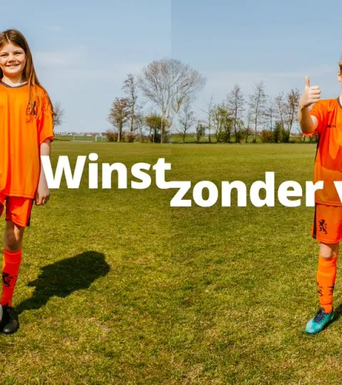 Campagne: Winst zonder verlies. Twee jonge voetballers in oranje shirts