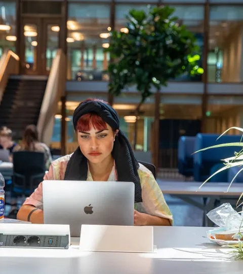 Student aan het werk op de laptop in Maria Montessori