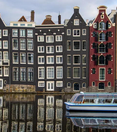 Een rij herenhuizen aan een gracht in Amsterdam.