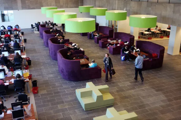 Studerende mensen in de universiteitsbibliotheek