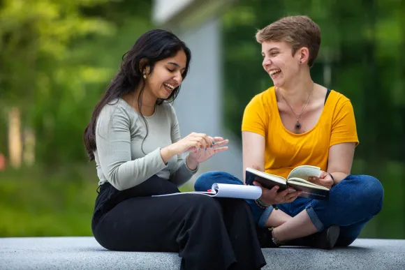 Twee studenten van de Radboud Universiteit studeren op de campus