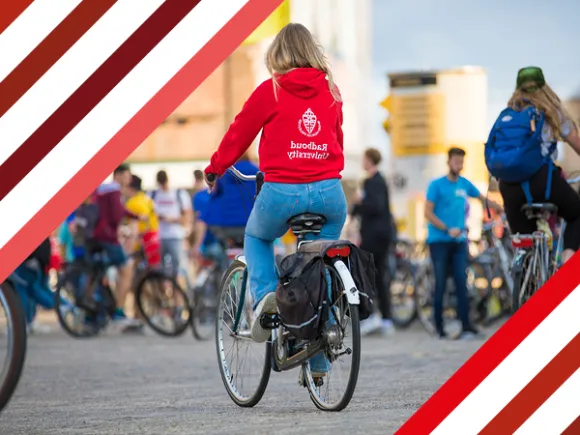 Een student met een Radboud hoodie op de introductie van de Radboud Universiteit