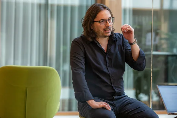 Giulio Mecacci praat tegen iemand uit beeld