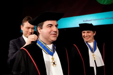 Nobelprijswinnaars Novoselov (l) en Geim werden in november 2010 in Nijmegen geridderd door staatssecretaris Halbe Zijlstra