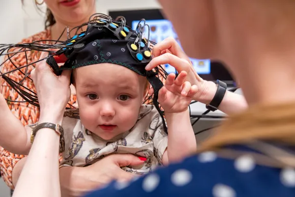 Kindje met elektroden op het hoofd in het Baby Research Center