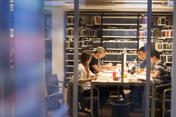 Studenten die studeren in de Universiteitsbibliotheek