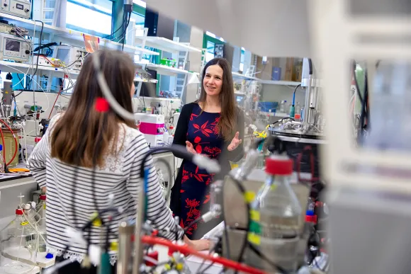 Laura van Niftrik in laboratorium
