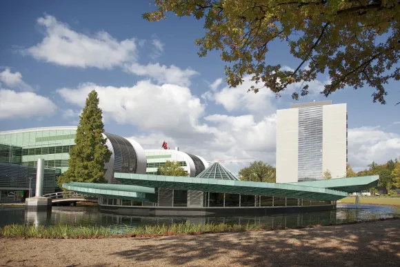 De Nuclear Magnetic Resonance faciliteit en het Goudsmitpaviljoen