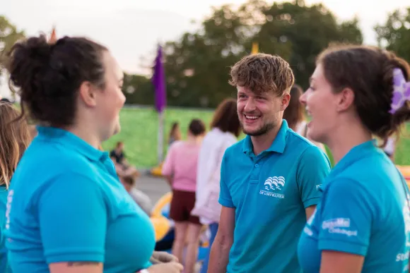 Studenten van De Loefbijter in gesprek tijdens het Introfestival