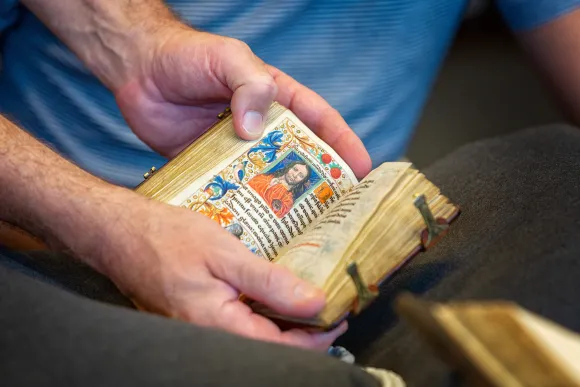 Een boek uit een van de bijzondere collecties van de Radboud Universiteit
