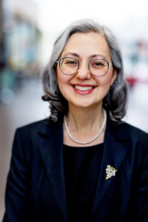 Portretfoto Ayse Saka-Helmhout