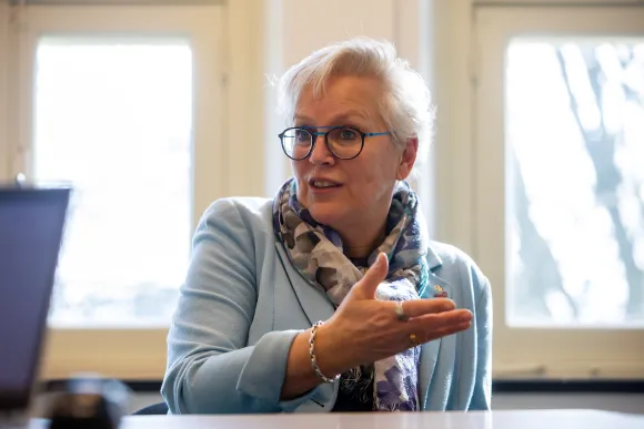 Een foto van Elian in gesprek