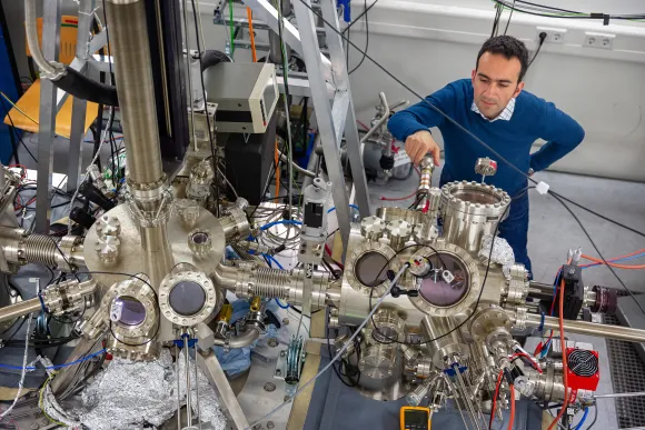 Prof. Alex Khajetoorians in SPM lab
