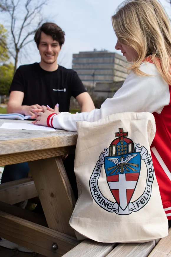 Twee studenten met lustrum totebag