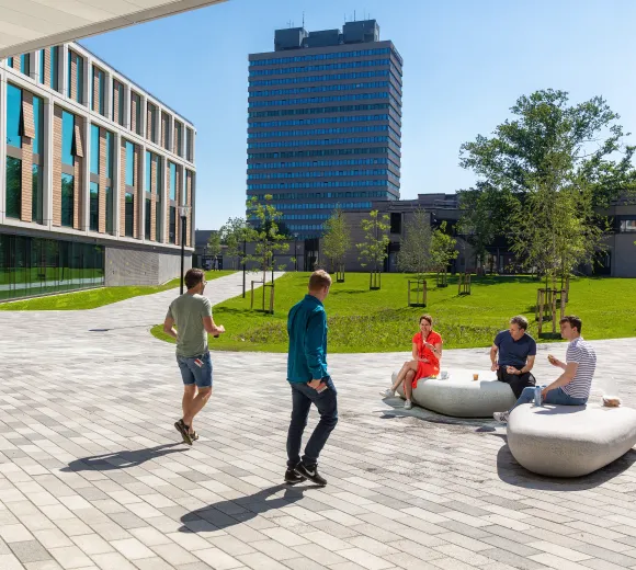 Foto van medewerkers bij het Erasmus gebouw