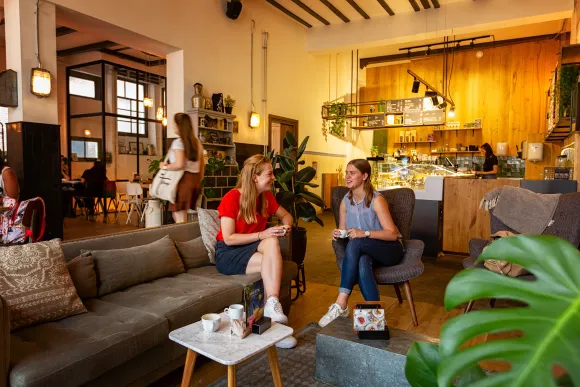 Studenten drinken koffie in een café in de binnenstad van Nijmegen.