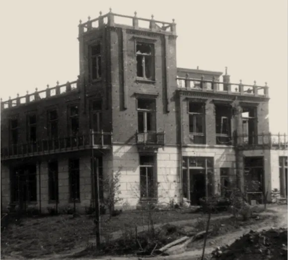 Hotel ’t Spijker in Beek dat door oorlogshandelingen zwaar is beschadigd 1944-1945.