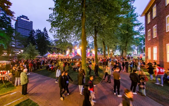 Foto van vol grasveld en podium naast Berchmanianum tijdens Radboud Festival