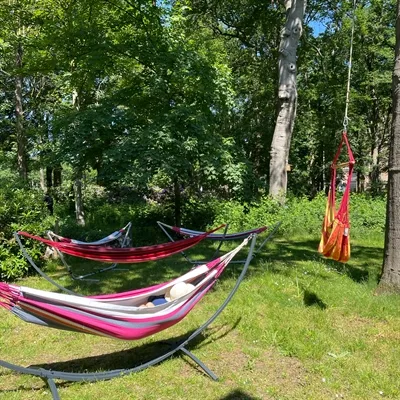 Foto van hangmatten in de tuin van de studentenkerk