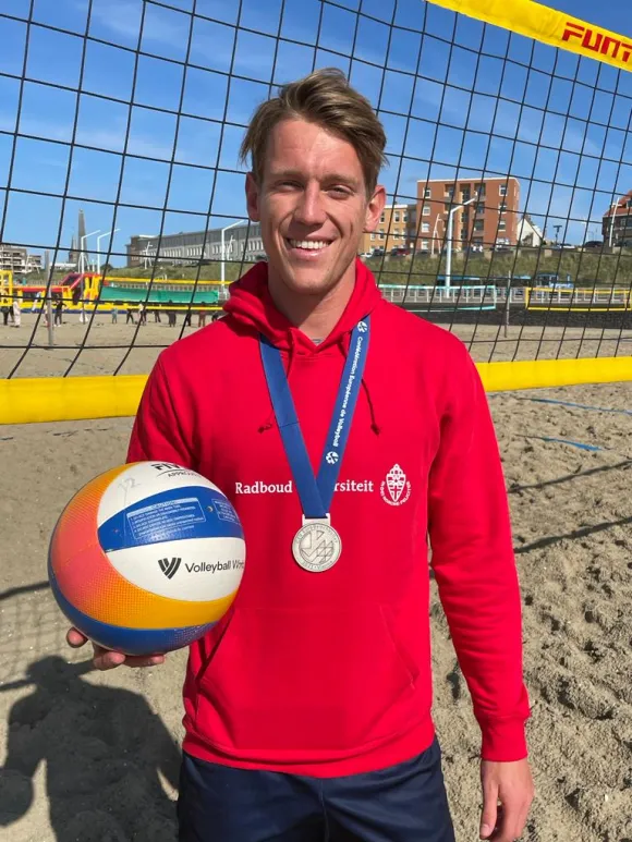 Een portretfoto van topsporter en student Leon Luini.