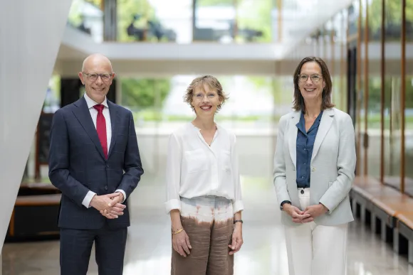 Het college van bestuur van de Radboud Universiteit bestaat uit José Sanders (rector magnificus), Daniël Wigboldus (voorzitter) en Agnes Muskens (vicevoorzitter)