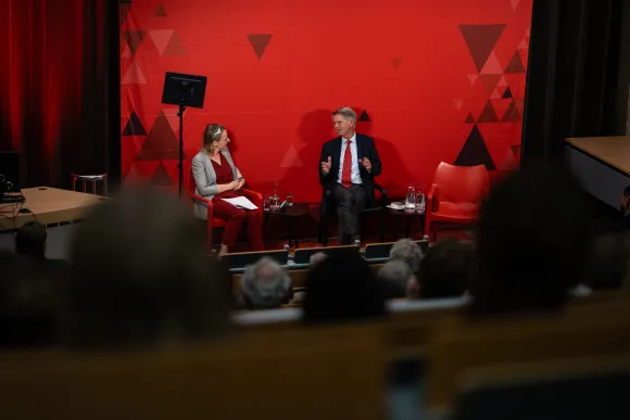 Programmamaker Liesbeth Jansen en voormalig president van de Hoge Raad Geert Corstens