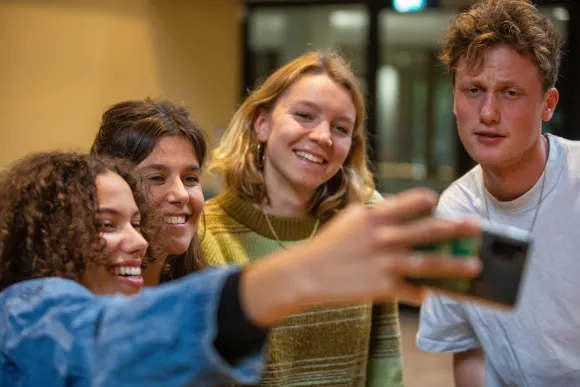 Studenten op de campus