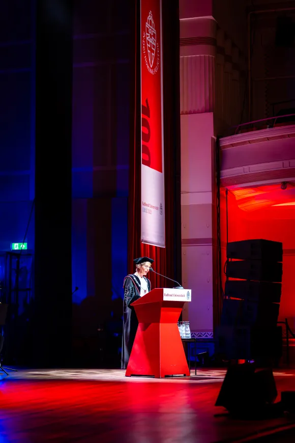 José Sanders op afstand.
