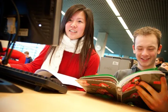 Studenten achter computer