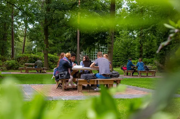 Studenten op de campus