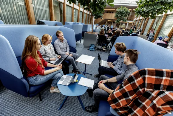 Honoursstudenten overleggen met elkaar 