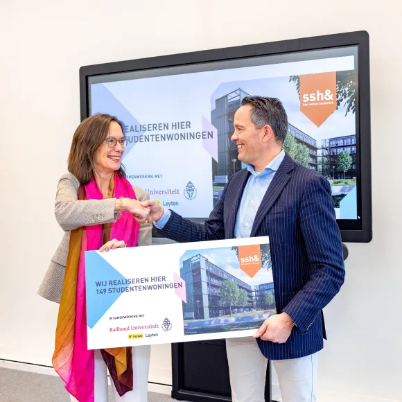 Agnes Muskens en Kees Stunnenberg bezegelen de samenwerking met een handdruk
