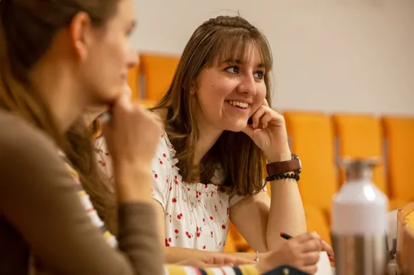 Studenten luisteren naar een college in een collegezaal.