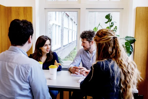 Docent met studenten in gesprek