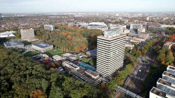 Een droneshot van once campus tijdens de herfst.