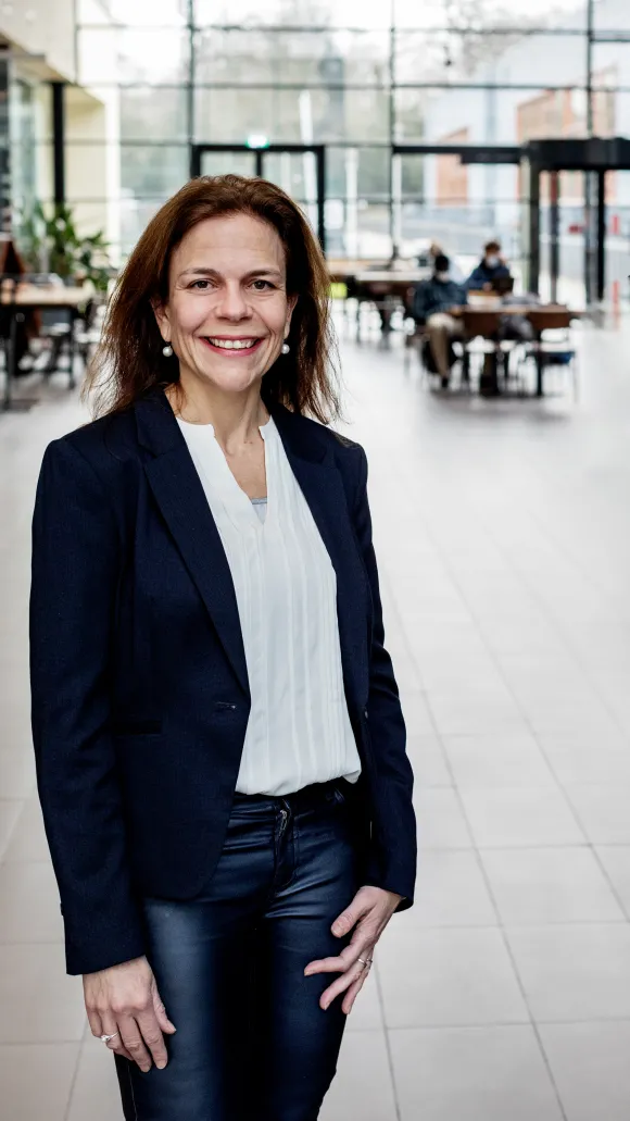 Caroline Essers in entreehal EOS