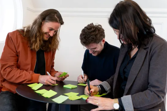 Medewerkers plakken post-its