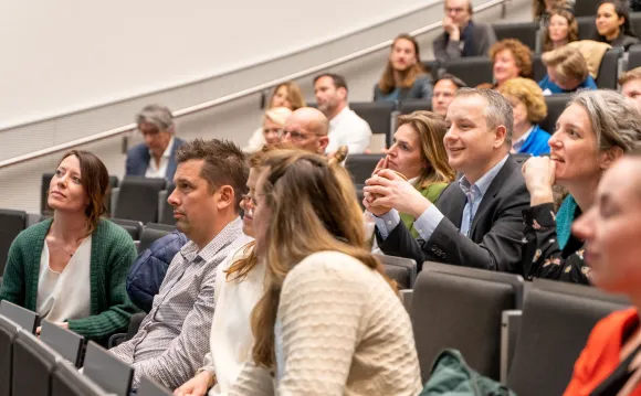 Volle collegezaal tijdens cursus Radboud Academy