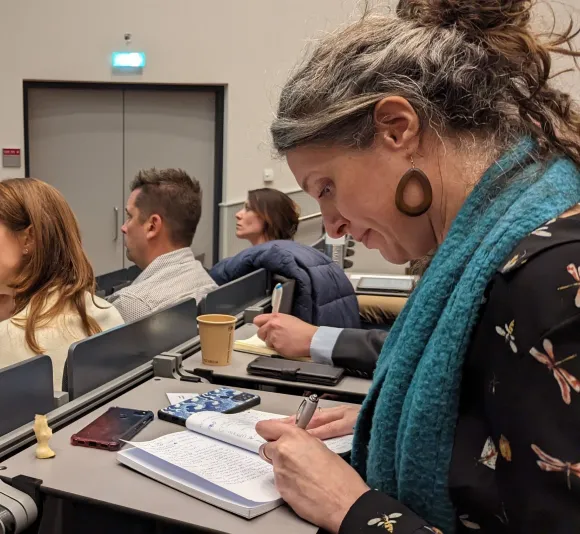 Vrouw schrijft mee in college
