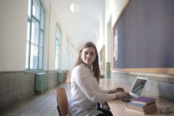 Meisje achter laptop