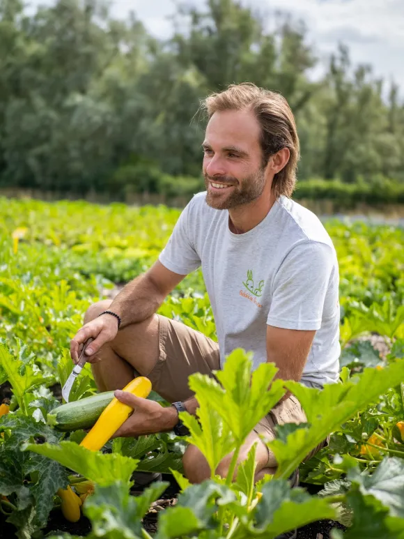 Portret Jorian Damen met courgettes