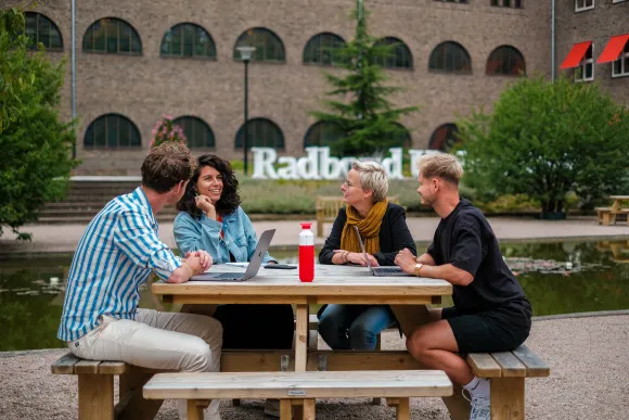 medewerkers in overleg