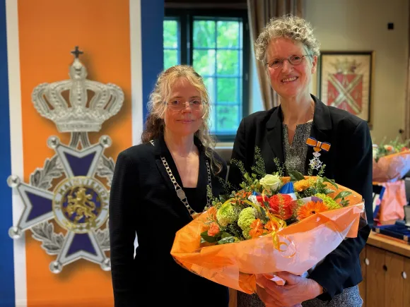 Ashley Terlouw with her royal distinction and Mayor Renske Helmer-Englebert of Wijchen