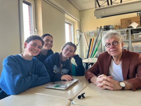 Foto van Hennie Derks in gesprek met Sinne, Jans en Amélie