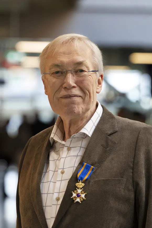 Gerard van der Velde with his royal distinction