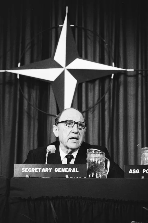 Press conference of 1979 NATO meeting. NATO Secretary-General Luns speaking. Photo: NA/Anefo