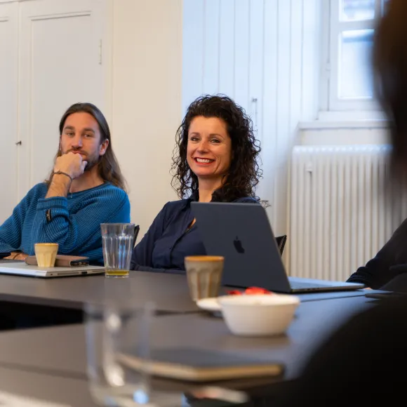Medewerkers tijdens teamoverleg