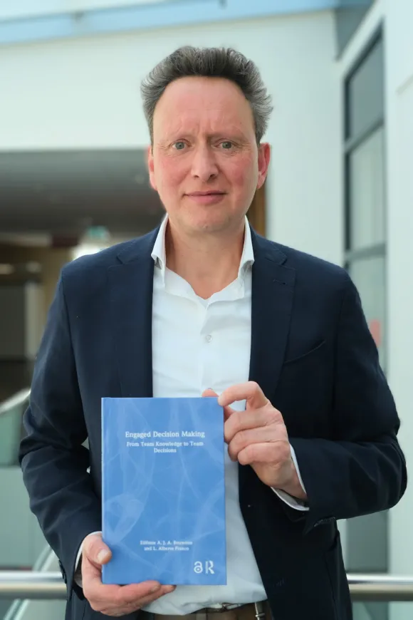 Etienne Rouwette met boek Engaged Decision Making