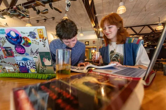 studenten met laptop in cultuurcafé