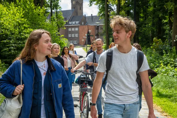 studenten in gesprek voor berchmanianum